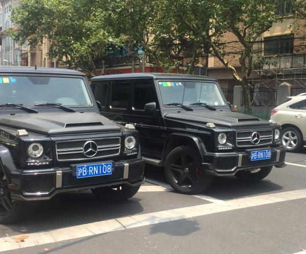 上海街头现“双胞胎”豪车 车牌车型一样