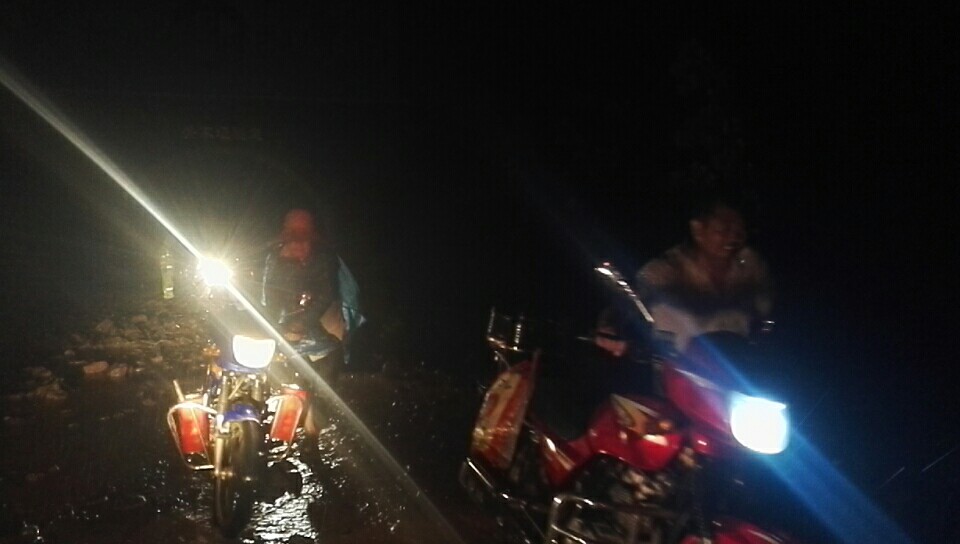 丹江口：摩托车司机隧道避雨 遭遇山洪险些被困