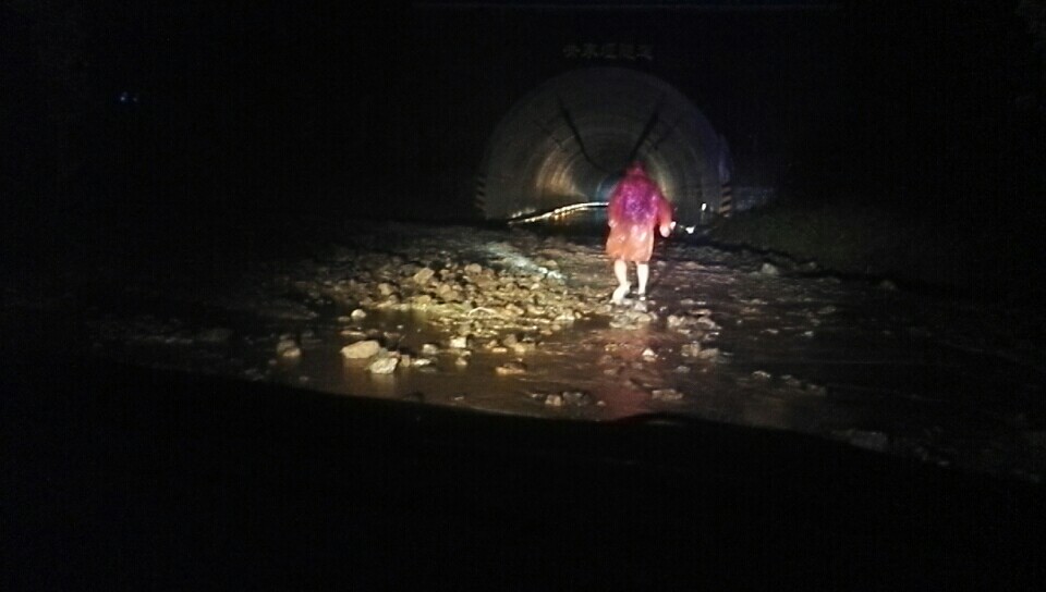丹江口：摩托车司机隧道避雨 遭遇山洪险些被困