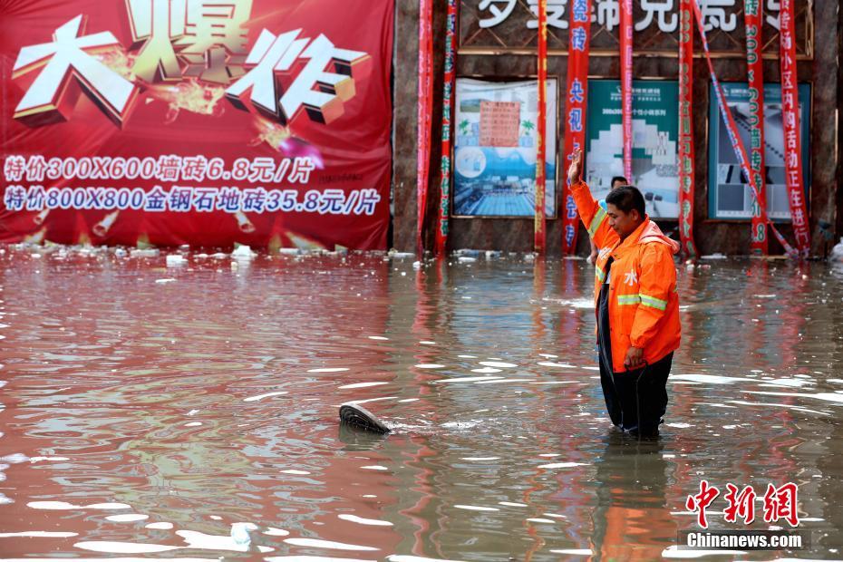 哈尔滨暴雨后多地内涝 市民划自制“竹筏”抢救财物