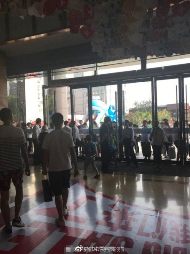 北京爱琴海购物中心顶棚脱落 目击者：3层顶楼全掉了