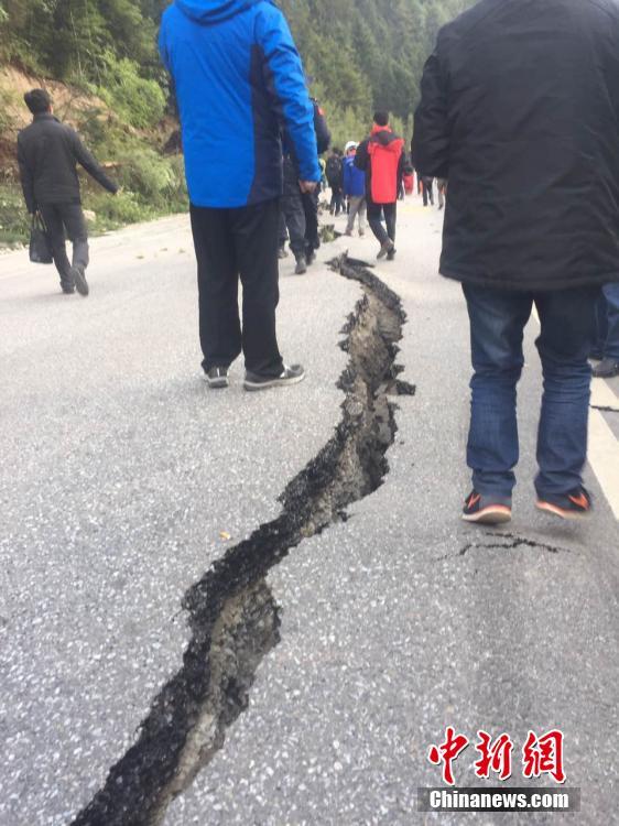 四川九寨沟发生7.0级地震 震后公路现裂缝