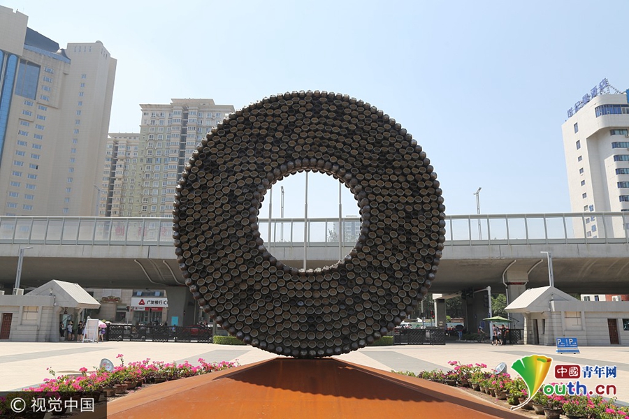 郑州街头现巨型“砂锅环” 高6米含2500个砂锅