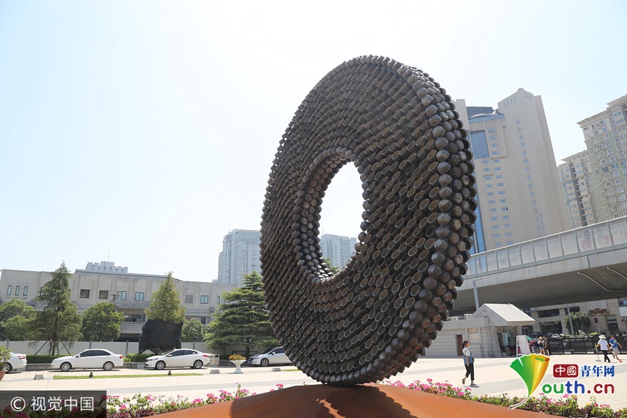 郑州街头现巨型“砂锅环” 高6米含2500个砂锅