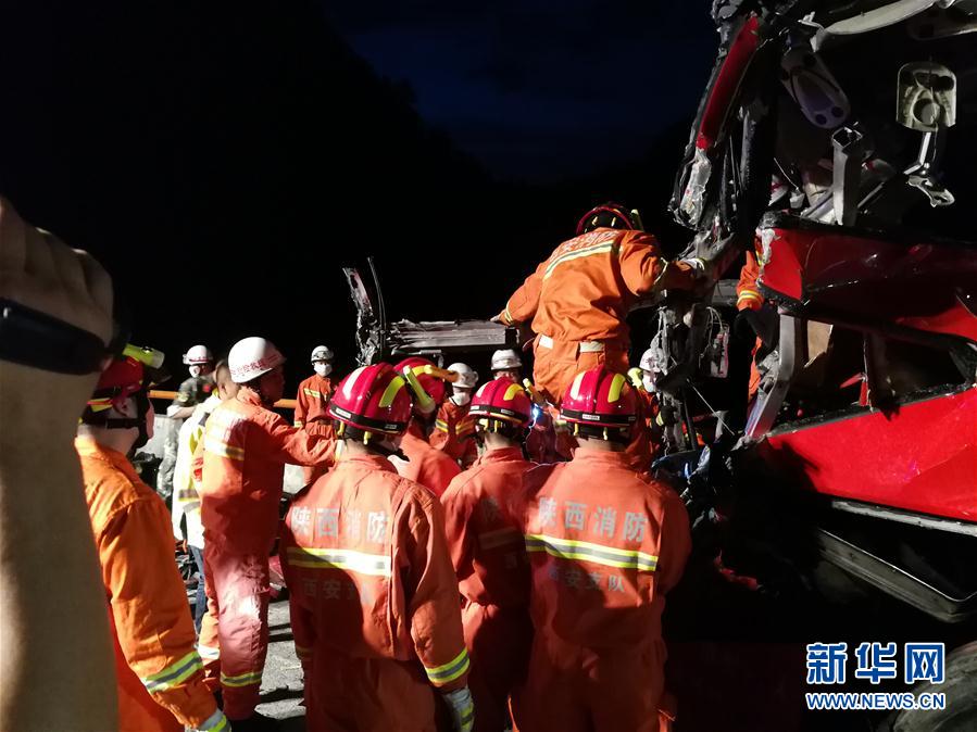 京昆高速陕西安康段发生大客车碰撞隧道事故造