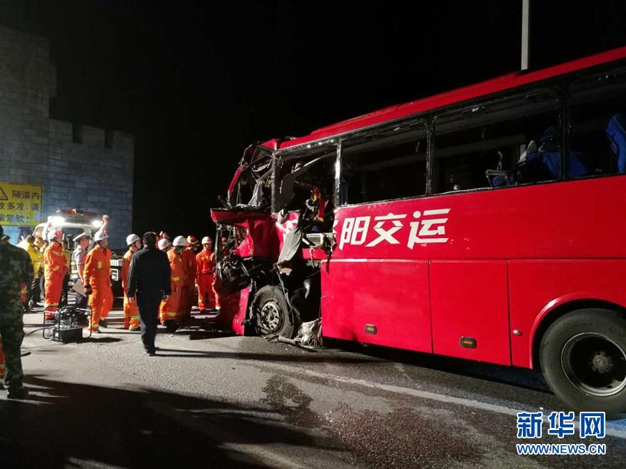 京昆高速陕西安康段发生大客车碰撞隧道事故造成36人死亡