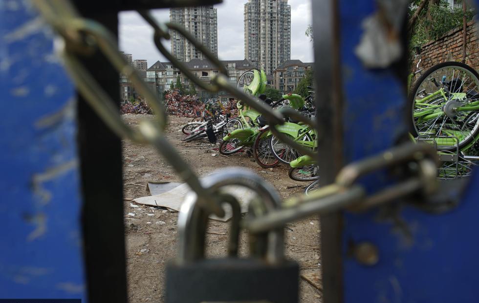 南昌围墙内现共享单车“坟场” 均为被扣车辆