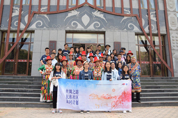 甘肃肃南：内地香港大学生携手访问裕固族社区