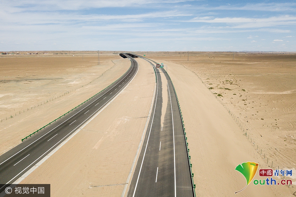 京新高速穿越沙漠戈壁 身披“沙衣”视觉震憾[1]- 中国日报网