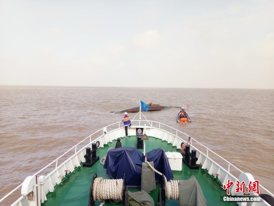 江苏盐城海域两渔船相撞一船翻扣 9人遇险