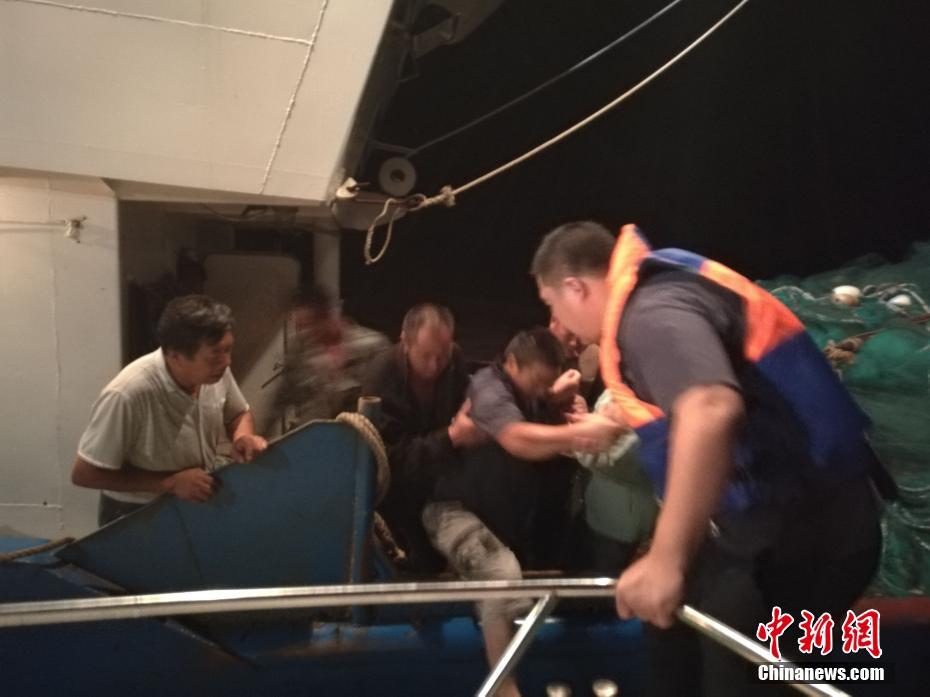 江苏盐城海域两渔船相撞一船翻扣 9人遇险
