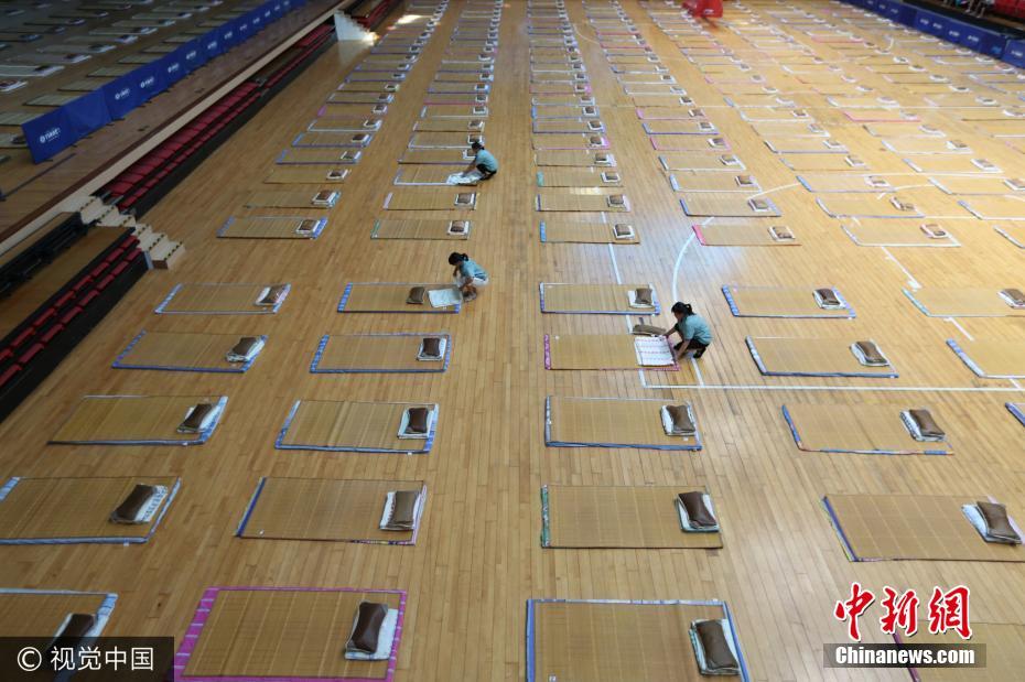 壮观！陕西高校为新生家长设300个地铺