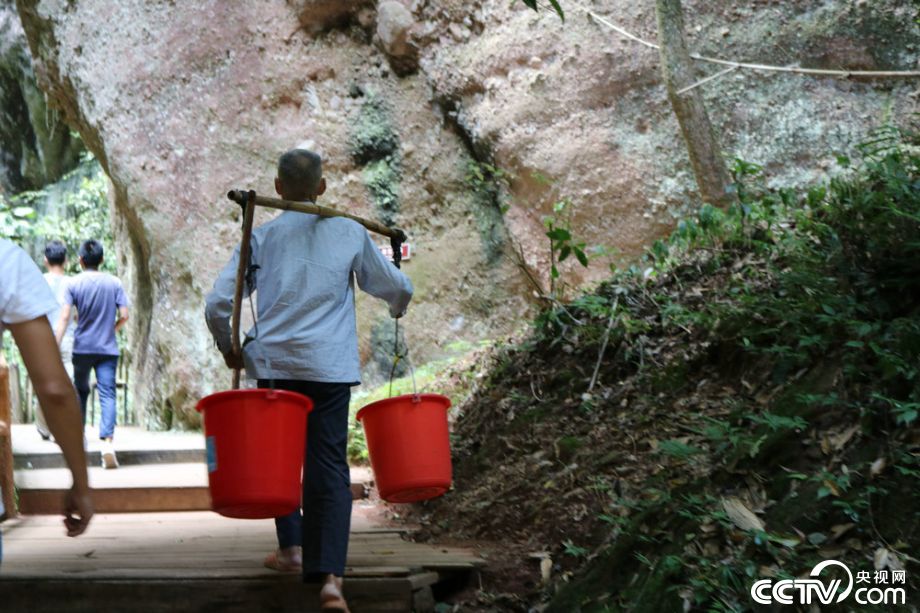 八旬老人每天拄拐爬2公里石阶，24年景区免费供茶