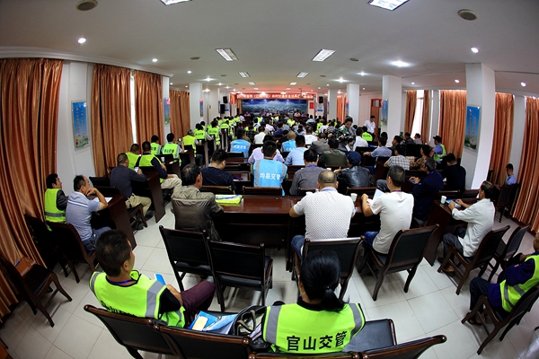 丹江口市500名村官接受交通安全劝导培训