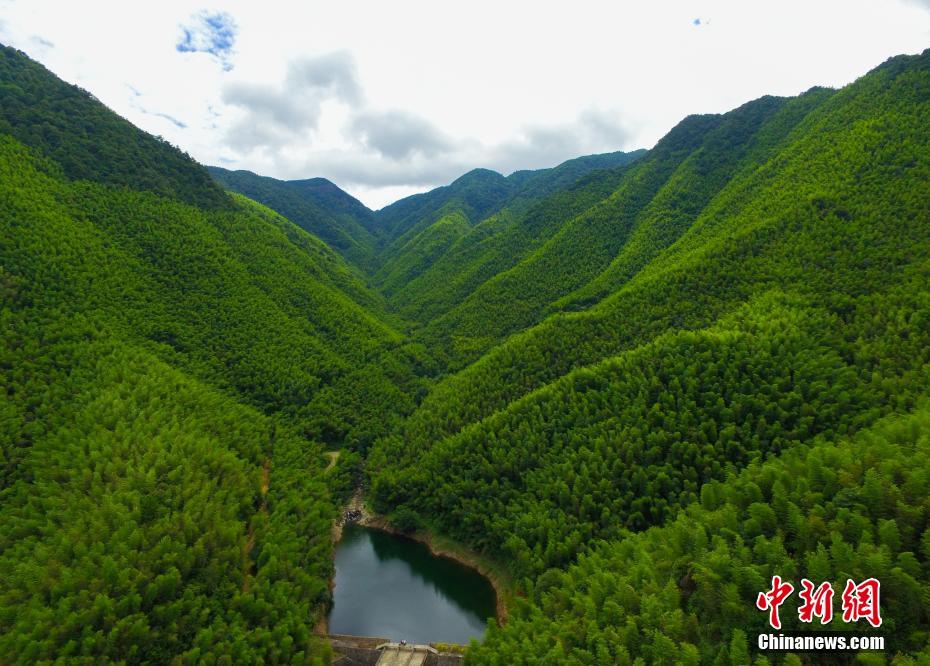 航拍千里赣江源头 瀑布飞流绿树成荫