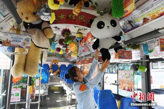 “90后”美女公交车驾驶员用童年玩具装点车厢