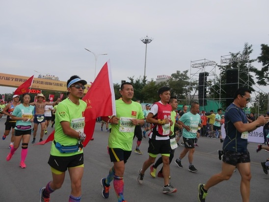 第六届宁夏黄河金岸（吴忠）国际马拉松赛领跑滨河回乡