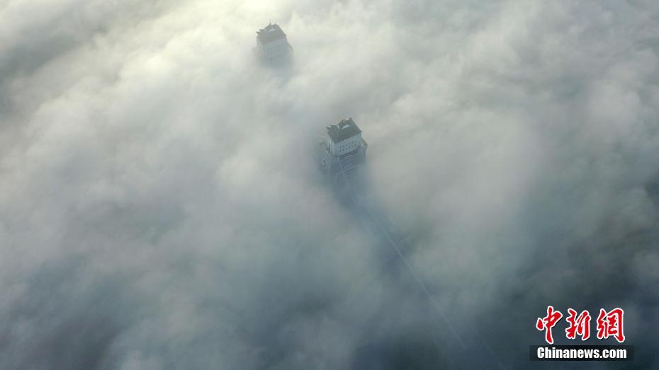 古城扬州现平流雾 城市笼罩其中宛如仙境