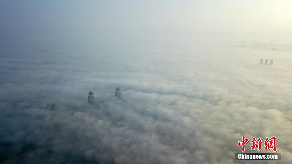 古城扬州现平流雾 城市笼罩其中宛如仙境