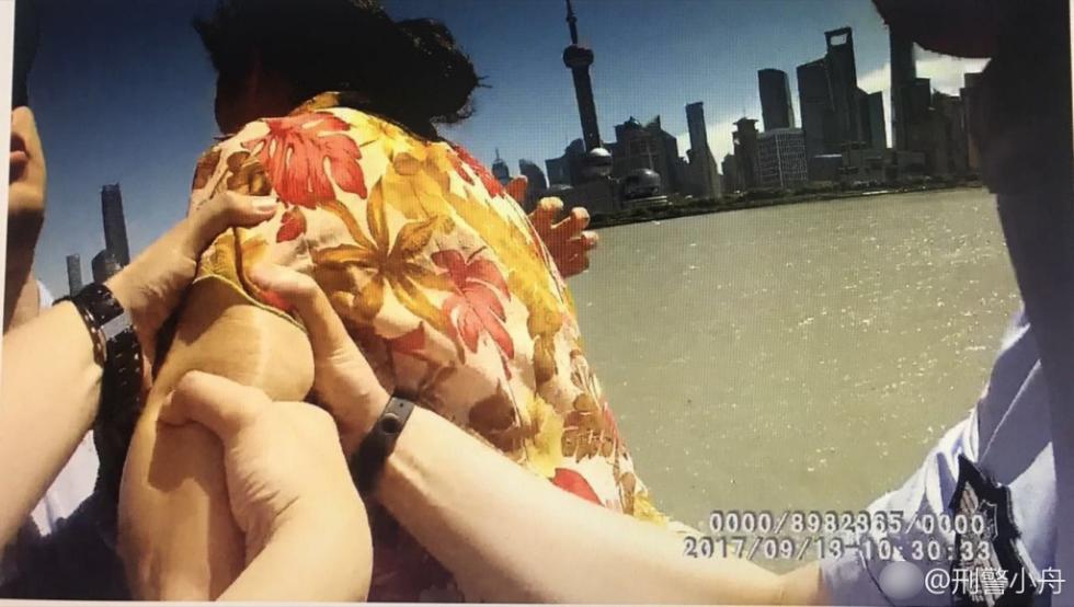上海一女子欲跳江被警察拽住 警方发“牵手照”