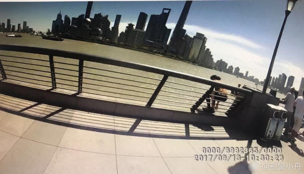 上海一女子欲跳江被警察拽住 警方发“牵手照”