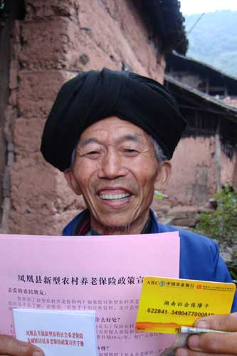 拔穷根 摘穷帽，不让一个贫困群众在小康路上掉队