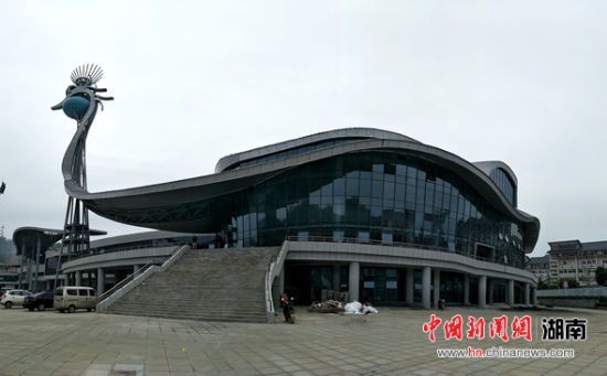湘西州庆60年主会场馆获“中国钢结构金奖”