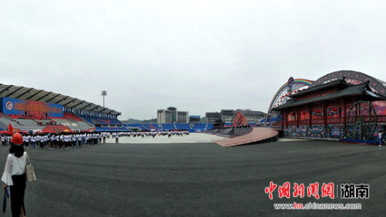 湘西州庆60年主会场馆获“中国钢结构金奖”