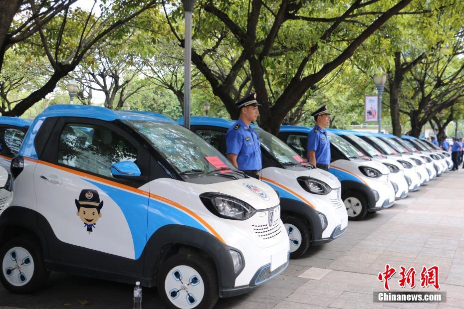 柳州城管在广西率先换装 配新能源车执法