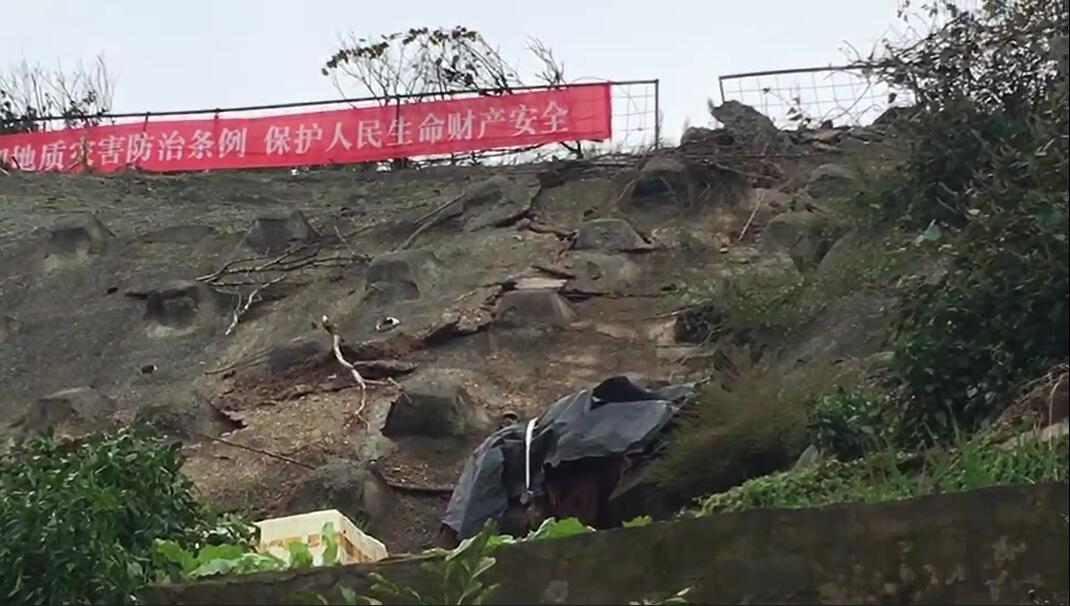 武当山一滑坡体出现巨大裂缝 民警连夜疏散37户201人