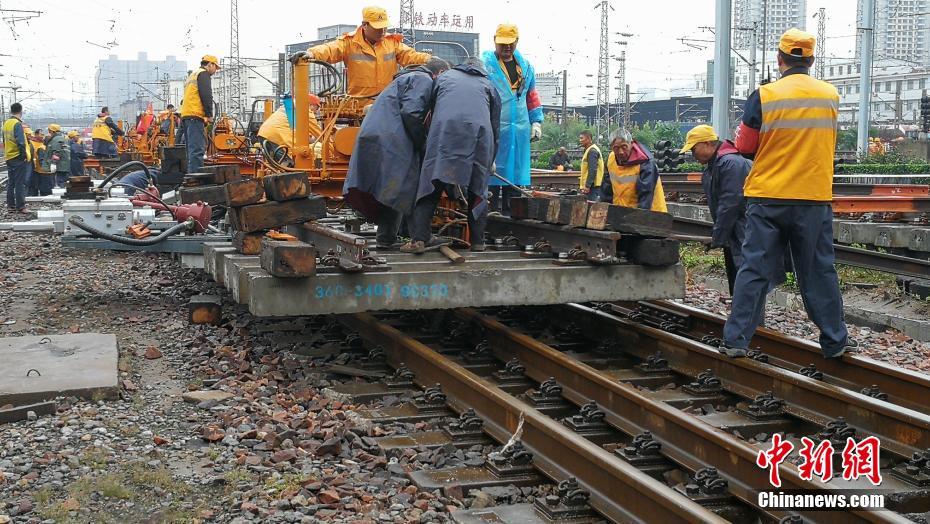 郑州火车站实施“大手术”千余趟列车将受影响