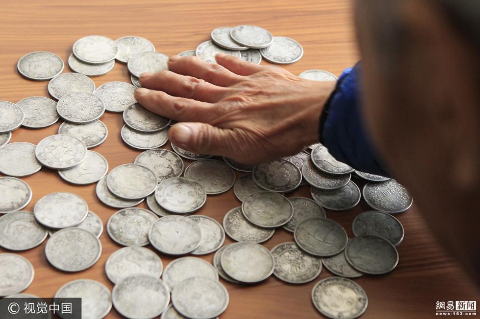老人花8万买360枚银元 专家鉴定:假币