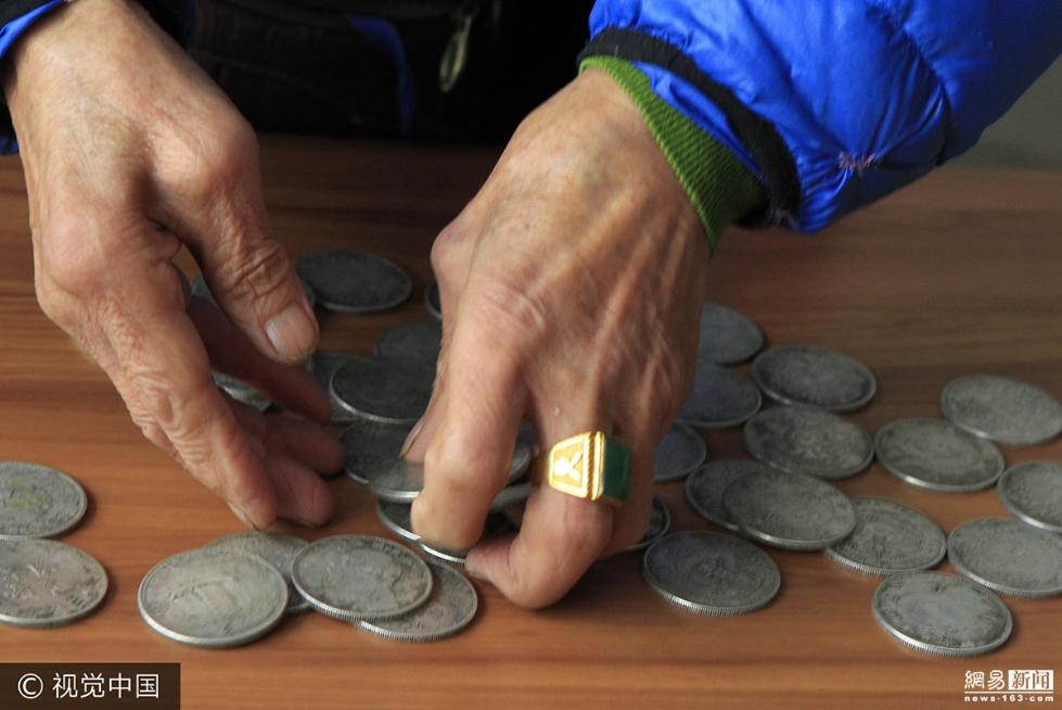 老人花8万买360枚银元 专家鉴定:假币