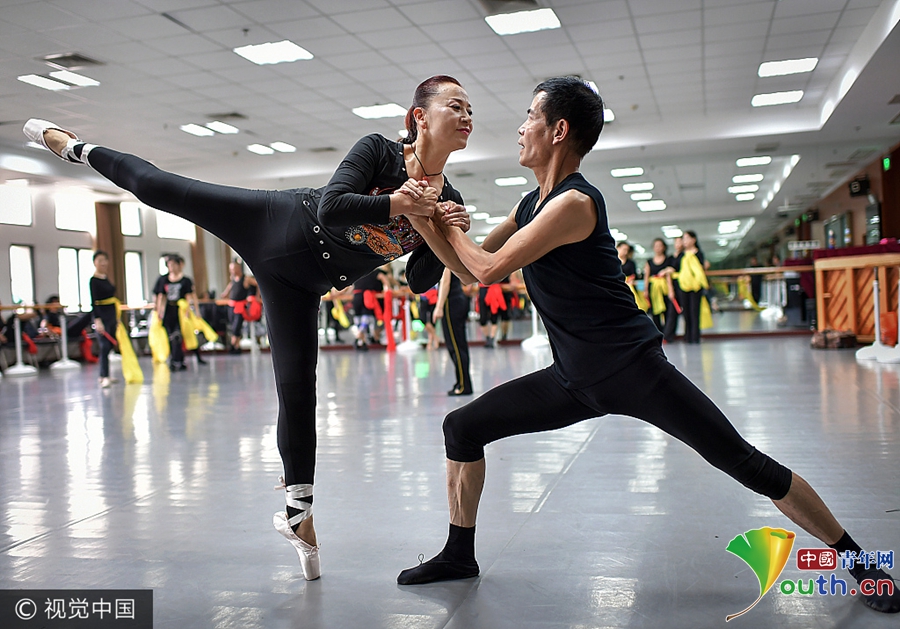 武汉有个老年舞蹈团 爷爷奶奶跳芭蕾一年演出几十场