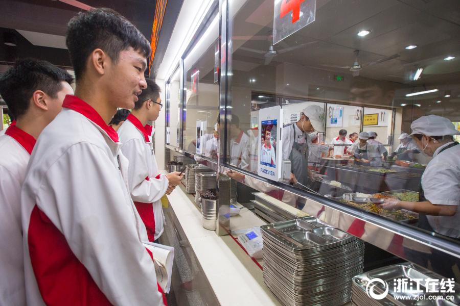 杭州一中学食堂推出刷脸点餐 整个过程只需8秒