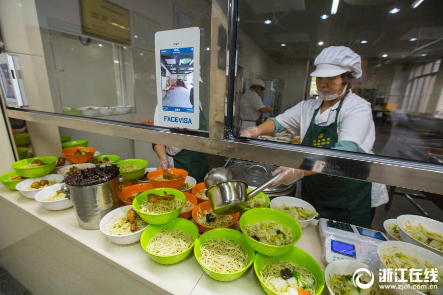 杭州一中学食堂推出刷脸点餐 整个过程只需8秒