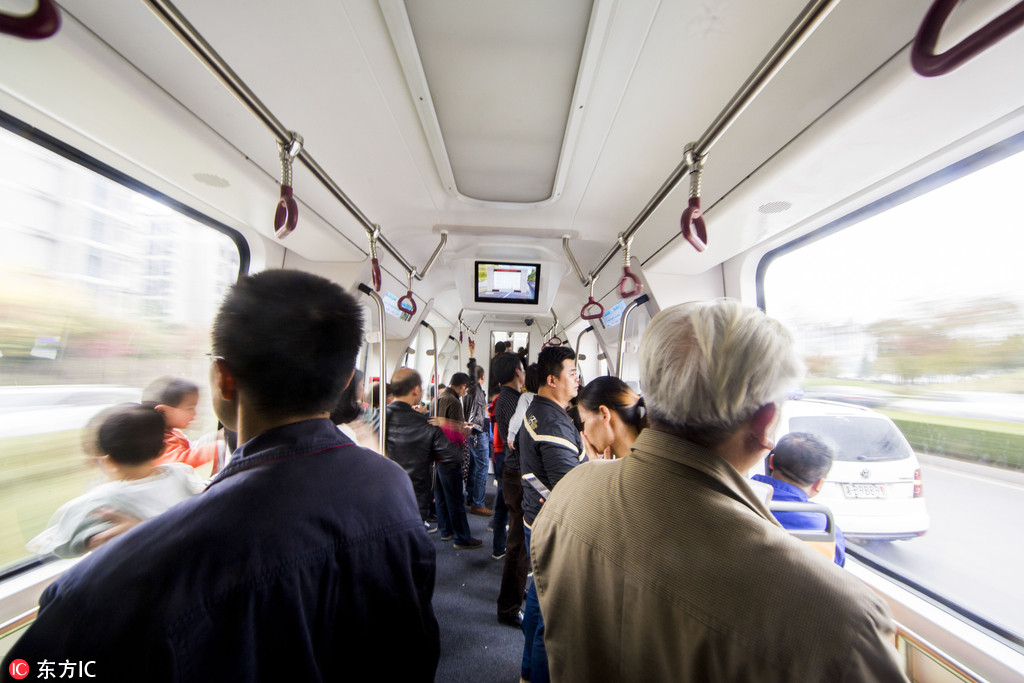 全球首列智轨列车株洲上路运行 多项“黑科技” 护航
