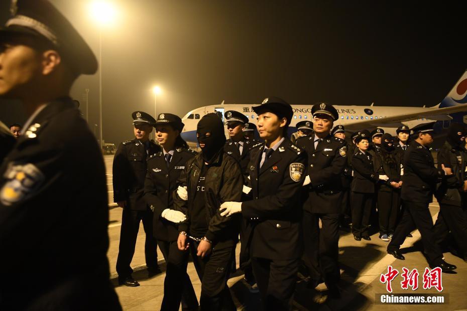 重庆警方从柬埔寨押解28名电信网络犯罪嫌疑人回渝