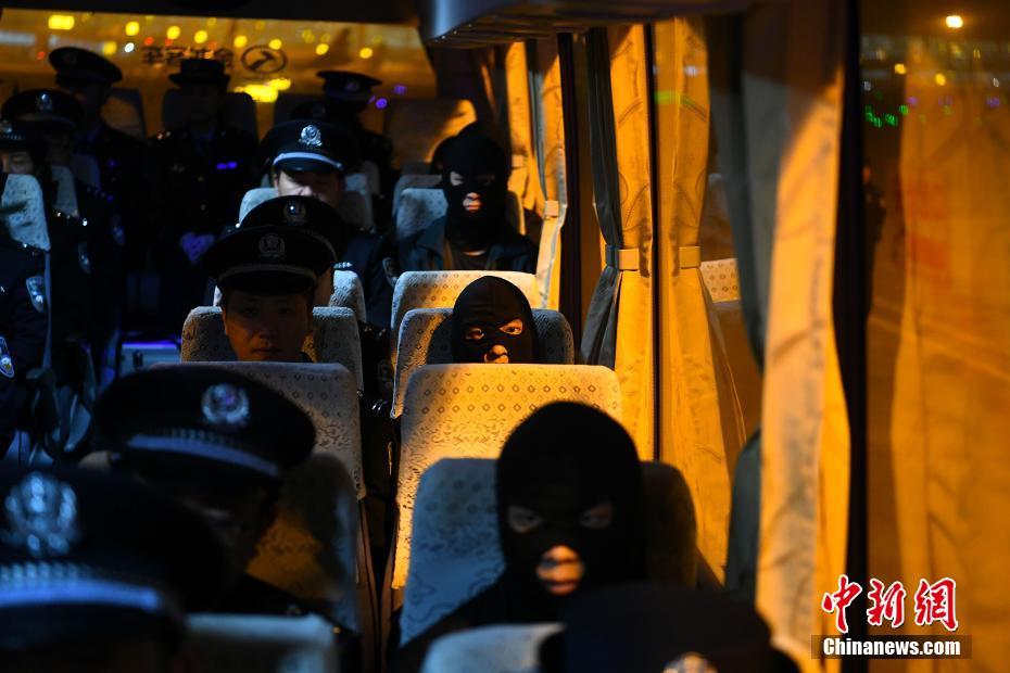 重庆警方从柬埔寨押解28名电信网络犯罪嫌疑人回渝