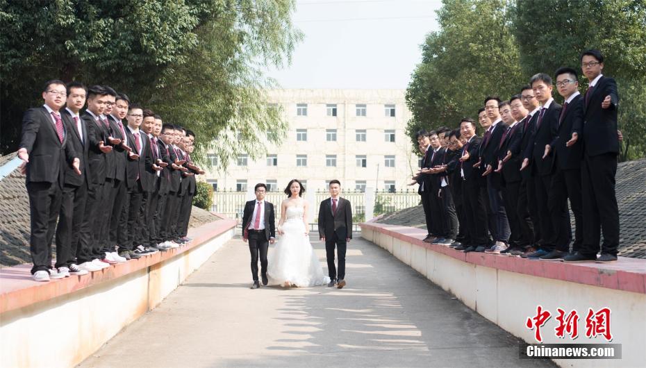 全班36人仅一名女生 武汉高校学生拍创意毕业照