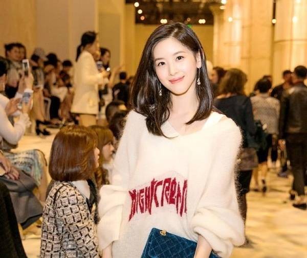 气场越来越大！奶茶妹妹与网红合照，天然跟整过的差距太大(图)