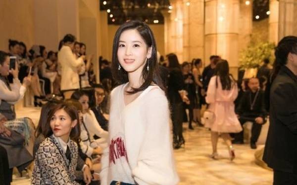 气场越来越大！奶茶妹妹与网红合照，天然跟整过的差距太大(图)