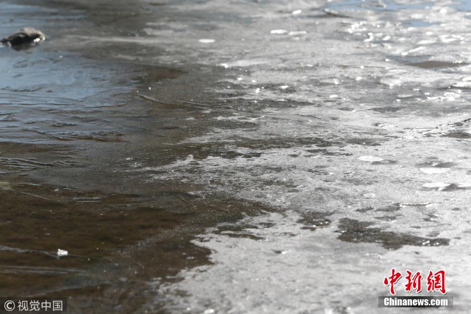 北京连续降温 河面开始结冰