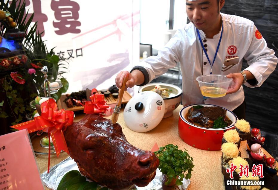 中国徽菜博览会开幕 美女机器人推车磨豆花