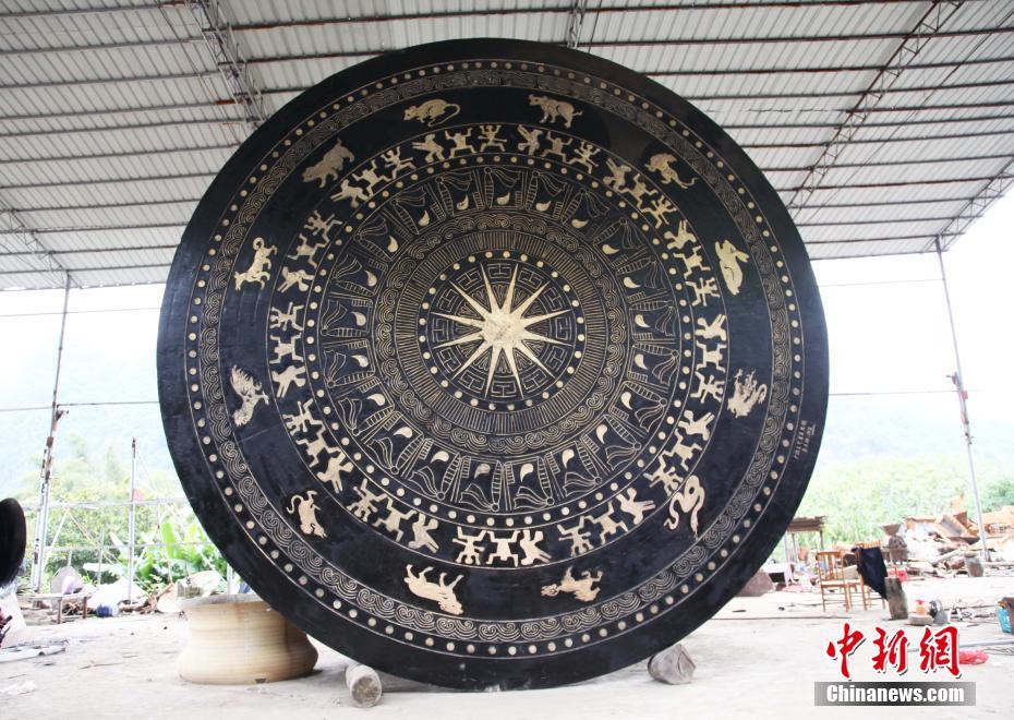 广西铸造“世界最大铜鼓” 直径近7米重50吨