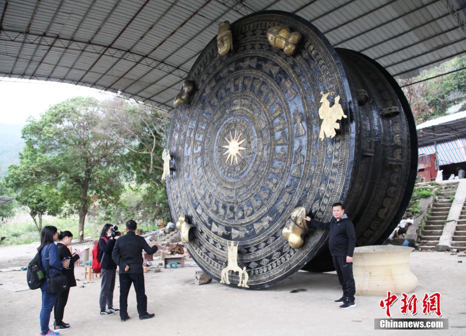 广西铸造“世界最大铜鼓” 直径近7米重50吨