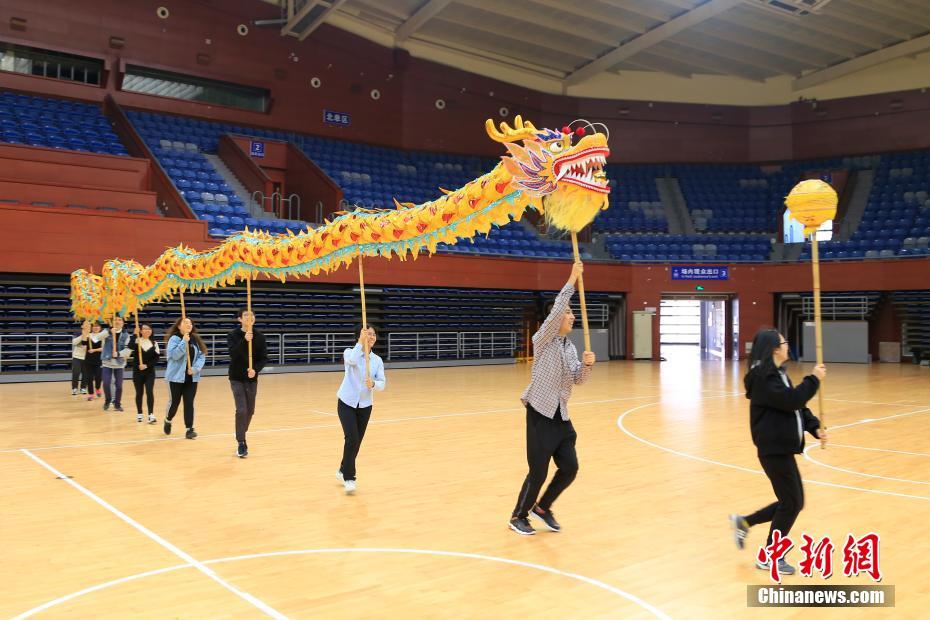 浙江大学开设舞龙舞狮课 上百位学生报名选修