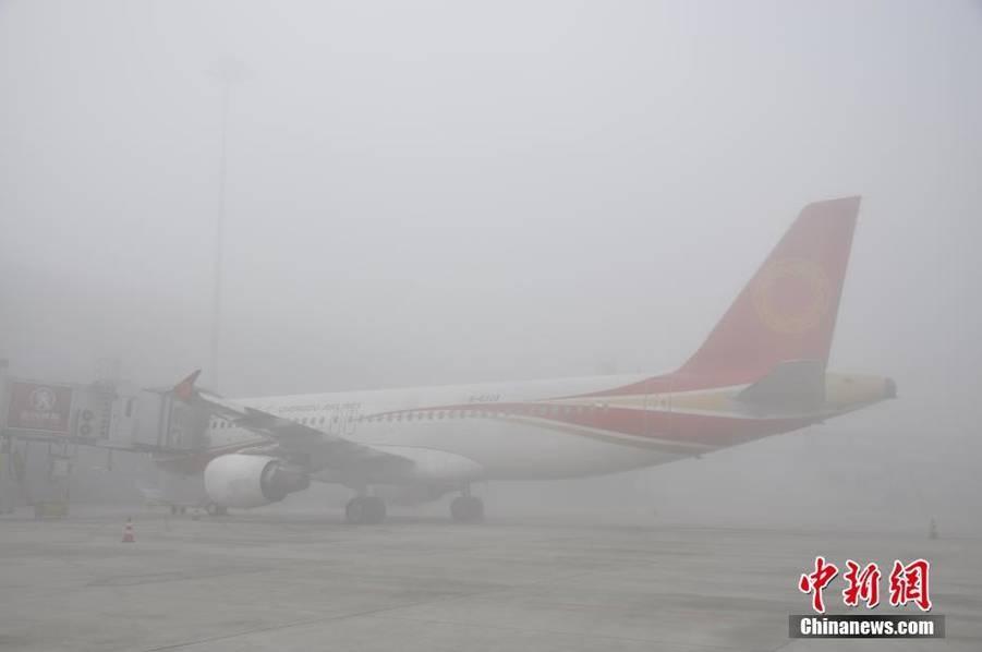 大雾致成都航班延误 逾8000名旅客滞留