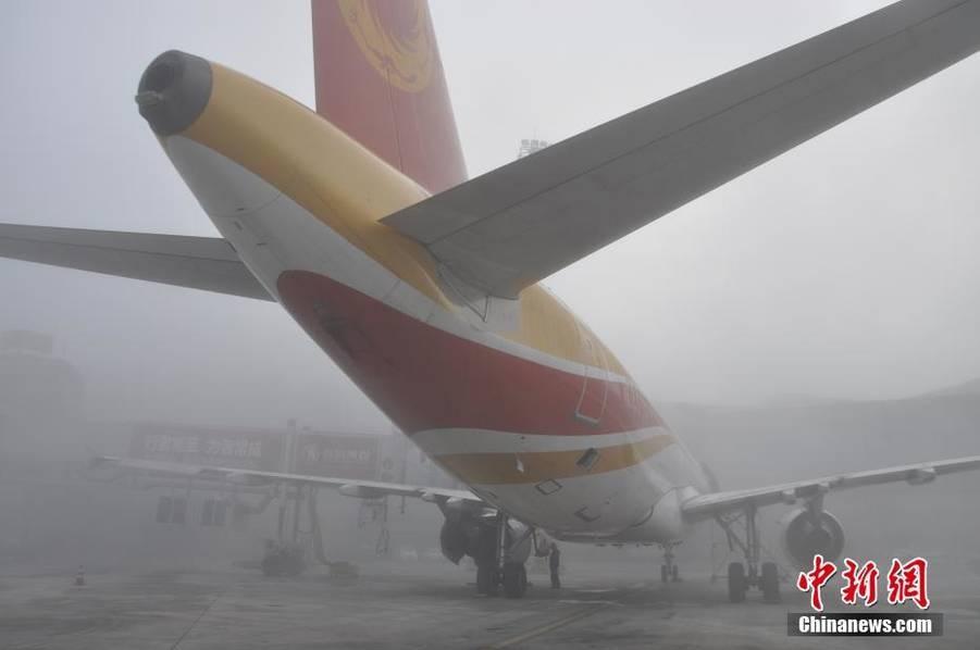 大雾致成都航班延误 逾8000名旅客滞留