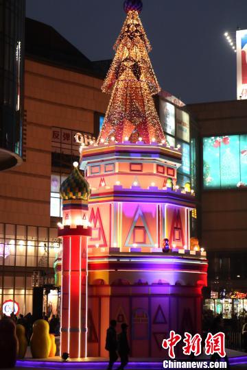 成都20米高大型圣诞主题城堡亮灯
